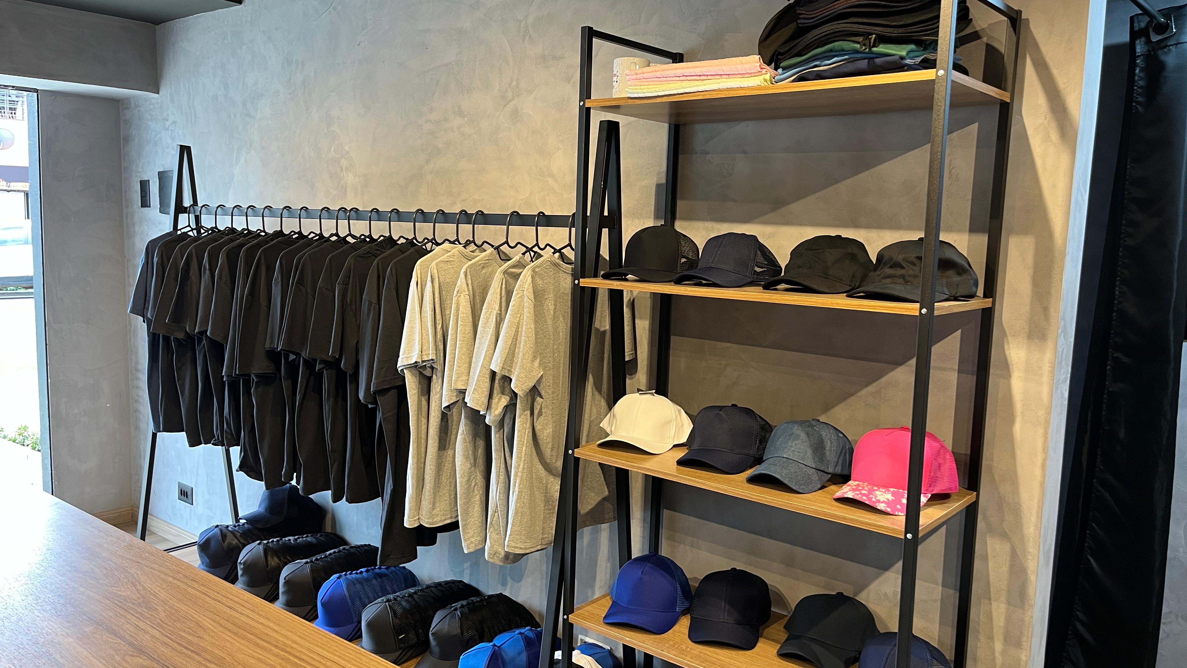 Camisas e bonés